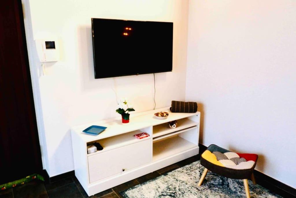 Attico Nel Cuore Delle Langhe - Free Parking Wi-Fi E Ac 알바 외부 사진