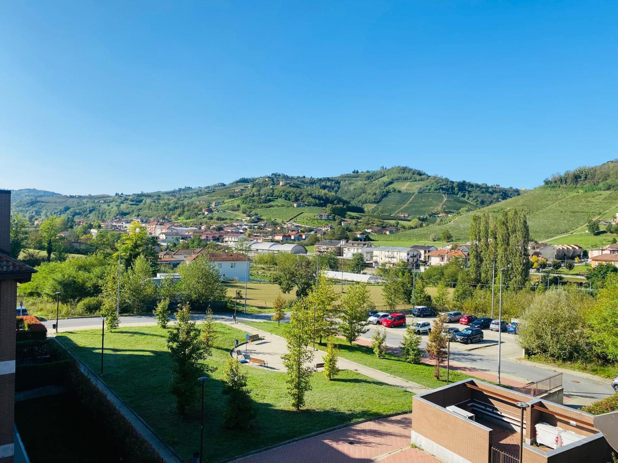 Attico Nel Cuore Delle Langhe - Free Parking Wi-Fi E Ac 알바 외부 사진
